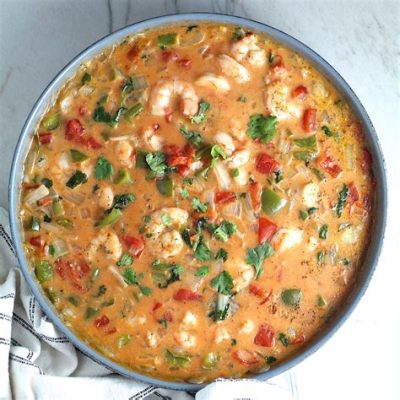  Moqueca de Camarão: A Delightful Fusion of Spicy Coconut Broth and Fresh Seafood