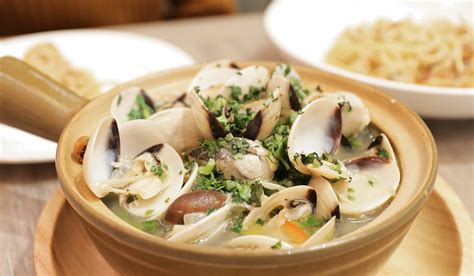  Panjin Clam Broth: A Symphony of Fresh Sea Brininess Enhanced by the Gentle Embrace of Garlic and Ginger!