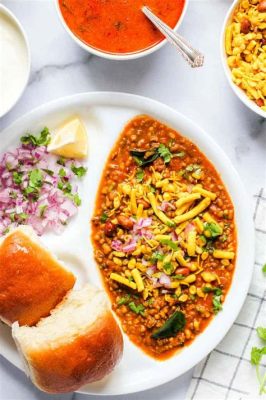  Misal Pav: An Exuberant Spicy Explosion Wrapped in Soft Bread Bliss!